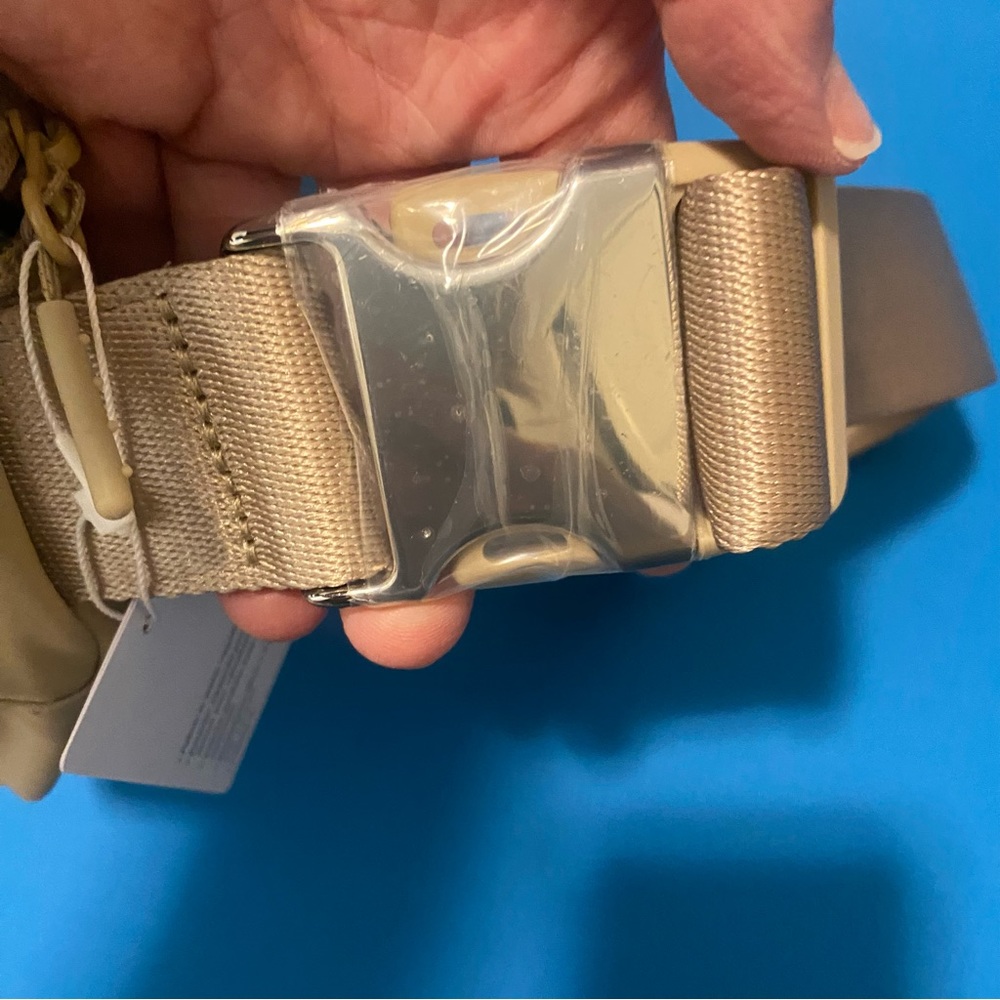 *LAST ONE*    LULULEMON  1 LITER TRENCH & WHITE LOGO BELT BAG W/ METAL BUCKLE - Picture 13 of 16